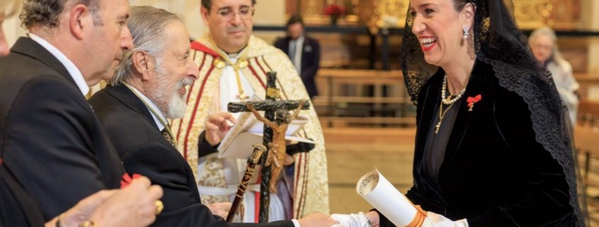 Momento de la jura, entrega de Diploma e Insignia de la Cofradía del Portillo de Zaragoza a la Ilma. Sra. doña Mercedes de Parada Rodríguez.
